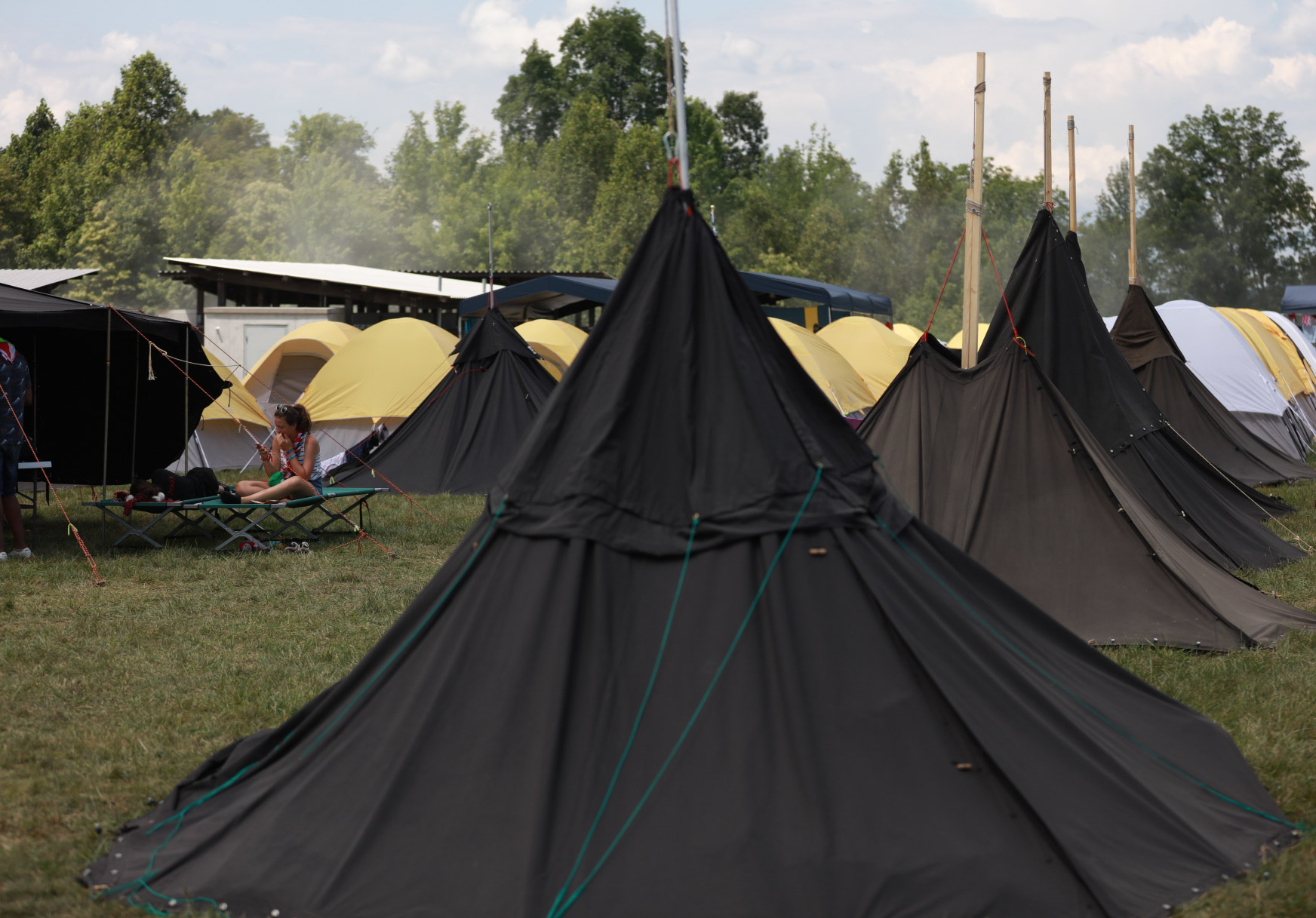 Reparatie mogelijk tent Kantine German tents tower above base camps - 24th World Scout Jamboree24th World  Scout Jamboree