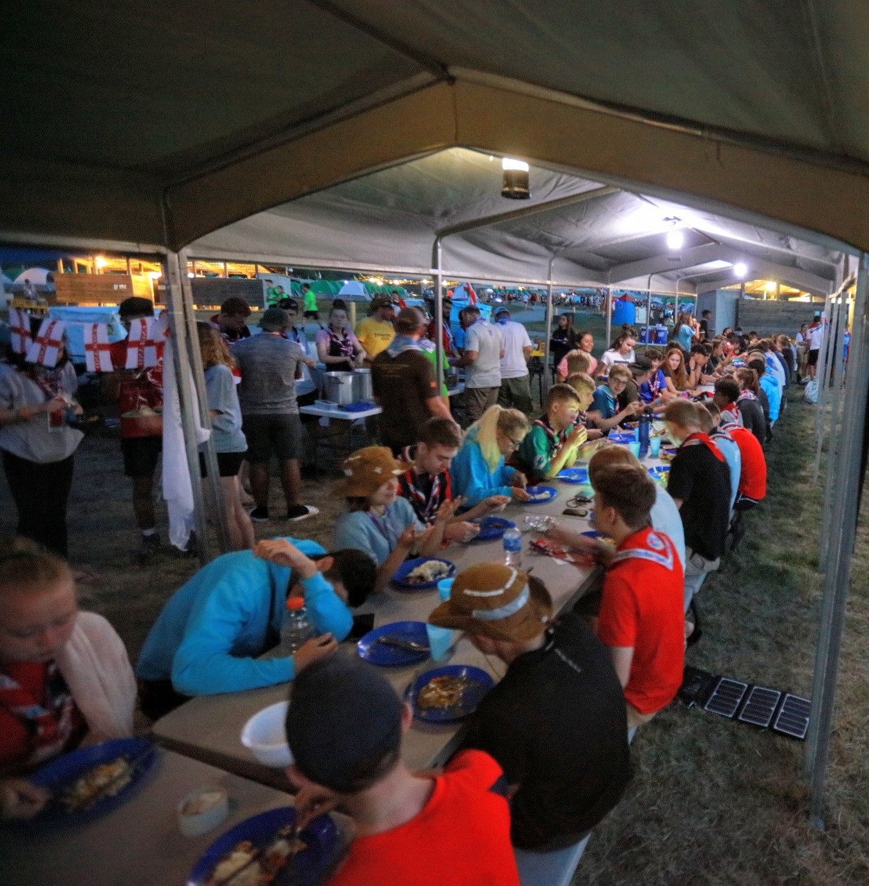 Exploradores combinan campings para la cena comunitaria